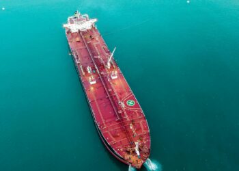 Oil tankers navigating the Strait of Hormuz, symbolizing Iran's yuan oil payment strategy.