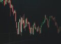 Chart showing Bitcoin's price drop with red indicators and stats on trader liquidations.