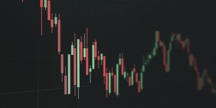 Chart showing Bitcoin's price drop with red indicators and stats on trader liquidations.