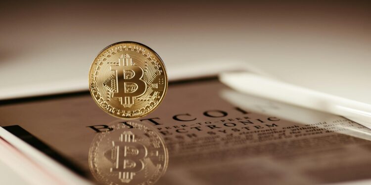 Central Bank officials discuss AML/CTF regulations with virtual asset service providers.
