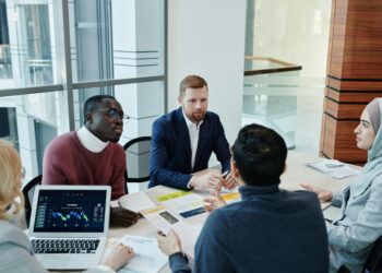 Investors discuss stablecoin strategies at a financial conference, highlighting Tether's support.