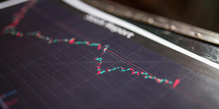 A graph showing Robinhood's declining crypto revenue alongside financial metrics.