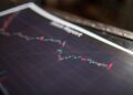 A graph showing a sharp decline in Starknet revenue trends over recent months.