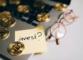 Kevin Warsh speaking at a finance conference, notes on digital assets in view.