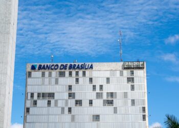 A Brazilian Central Bank building with cryptocurrency symbols in front, indicating regulatory changes.
